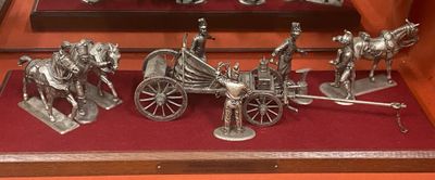 de nombreuses figurines en argent exposées dans une vitrine