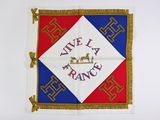 un gros plan d'un drapeau accroché à un mur