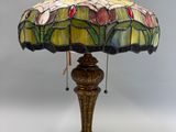 l'image d'une lampe posée sur une table