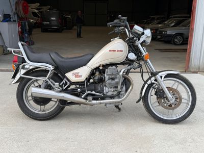 une moto garée devant un garage