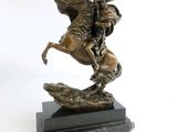 statue d'un homme à cheval, posée sur un socle en marbre noir
