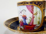 une tasse et une soucoupe décorées d'une peinture