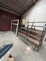 Plusieurs étagères intérieures en bois et acier. (photo 3)