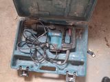 une boîte à outils bleue avec des outils sur le sol