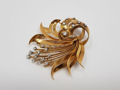 Clip de corsage en or jaune 750e et latine à décor de volute…