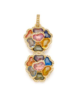 un gros plan d'un pendentif en pierre multicolore sur fond blanc