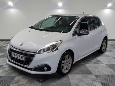 la voiture blanche est garée sur un sol en damier dans le garage