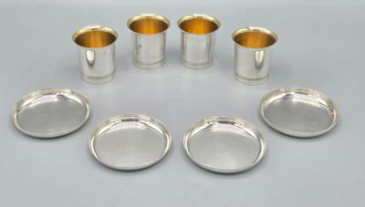 un service de six tasses et soucoupes en métal argenté