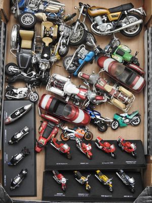 une boîte remplie de petites voitures et de motos