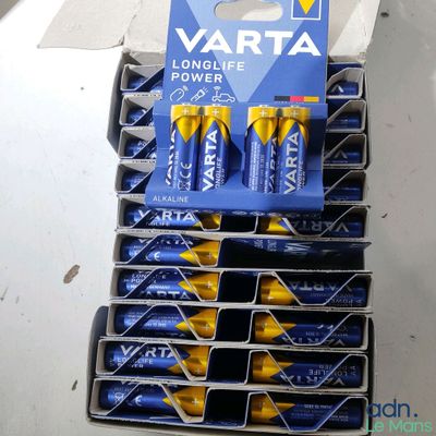 beaucoup de piles dans une boîte posée sur une table