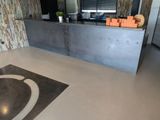 un grand comptoir en métal au milieu d'une pièce
