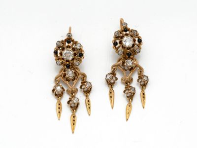 deux paires de boucles d'oreilles en or et diamants sur fond blanc