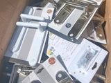 un carton rempli d'appareils électroménagers qui s'y trouvent