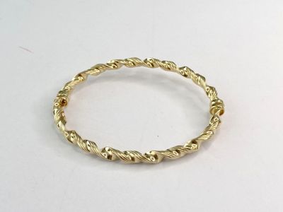 gros plan d'une bague en or sur une surface blanche