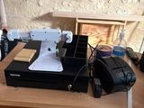 une machine à coudre posée sur une table en bois