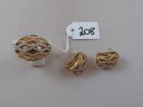 trois bijoux en or et diamants posés sur un fond blanc