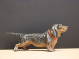 une figurine de chien posée sur une table