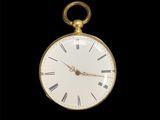 une vieille montre de poche en or avec des chiffres romains et des chiffres romains sur le cadran