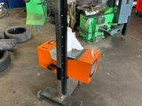 une machine qui est garée dans un garage avec des pneus
