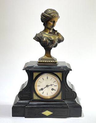 Pendule borne en marbre noir et onyx, bronze patiné figurant…