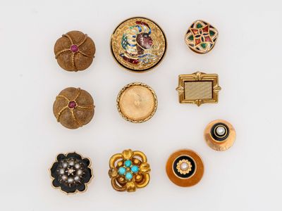 une image représentant une collection de bijoux posés sur une surface blanche