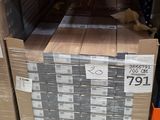 de nombreuses boîtes sur les rayons d'un magasin, accompagnées d'une étiquette de prix
