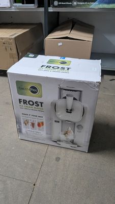 une boîte posée par terre à côté d'autres boîtes