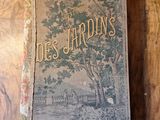 un vieux livre posé sur une table en bois près d'un arbre