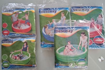 trois sacs de jouets gonflables pour le bain Bestway posés sur une table
