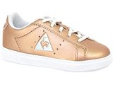 La chaussure de tennis de la petite fille est dorée et blanche, avec un triangle sur le côté.