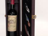 une bouteille de vin dans un coffret en bois avec un tire-bouchon