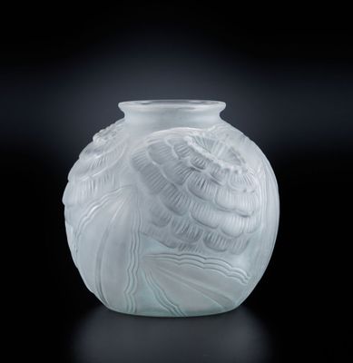vase en verre blanc posé sur une surface noire, avec un fond noir
