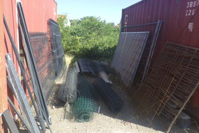 beaucoup de déchets par terre à côté d'un bâtiment rouge