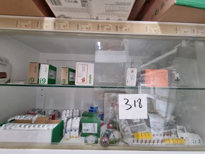 une vitrine contenant de nombreux objets