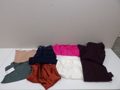 une table blanche sur laquelle sont posés un tas de vêtements
