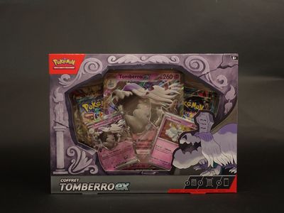 la boîte est ouverte pour montrer le contenu d'un jouet Pokémon