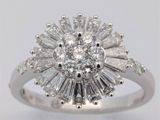 gros plan d'une bague en diamant sur fond blanc