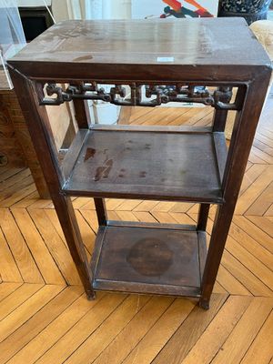 une photo d'une table sur laquelle est posée une étagère, posée elle-même sur un parquet en bois massif