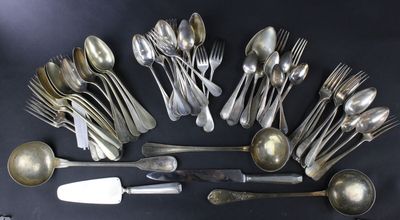 Lot de couverts divers, dépareillés en métal argenté - Photo 1