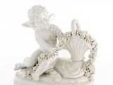 une figurine représentant un Cupidon avec un panier de fleurs
