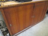 une armoire en bois sur laquelle est posé un ordinateur portable