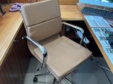 un bureau avec un ordinateur portable et une chaise devant