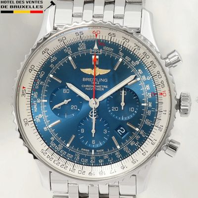 une montre en argent avec un cadran bleu et un bracelet en argent