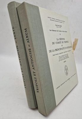 deux livres posés l'un sur l'autre sur une surface blanche