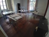 une image d'une salle à manger avec une table et des chaises