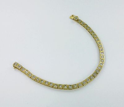 gros plan d'un bracelet en diamant sur une surface blanche