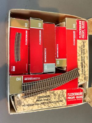 une boîte contenant des rails de train, elle-même placée dans une boîte