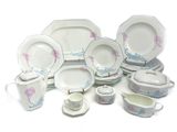 de nombreux types de plats et de tasses sur la table