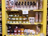 les rayons d'un magasin proposant divers types de condiments et d'assaisonnements