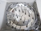 une boîte munie d'un couvercle en plastique et contenant un bol en plastique